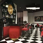 Ramada & Sisli מלון