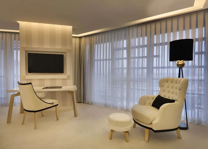 Ramada & Sisli فندق 4*